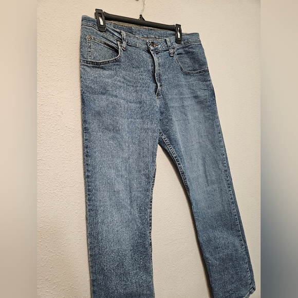 Wrangler Mens 32 Waist 30 Length Medium Wash Denim Jeans - Picture 2 of 9